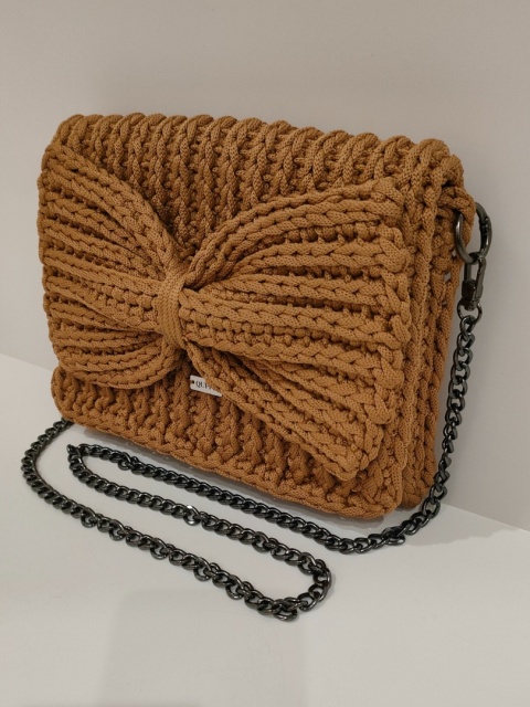 Szydełkowa kopertówka z dużą kokardą detale.